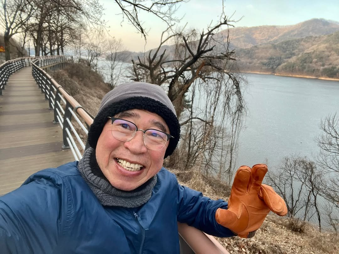 Photo by 조웅래 on February 07, 2026. May be a selfie of lake, park, bridge and text.