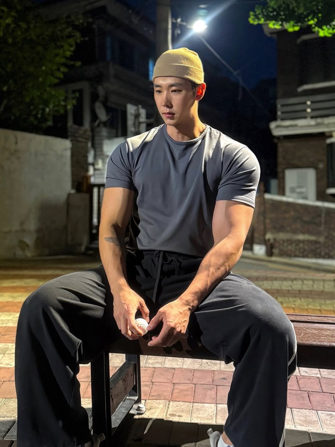 superbody__gun 게시물 이미지: 테리 공놀이 시켜주는데 표정이 무슨 싸우자표정이네😂

👕- @leekise 
 ...