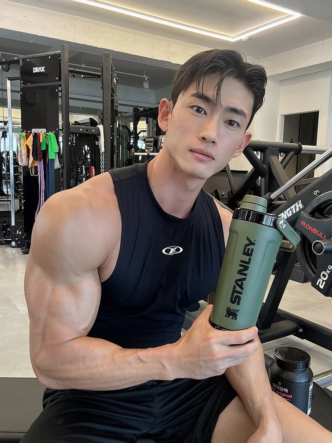 Photo shared by 정대진 on August 12, 2025 tagging @stanley_korea. May be an image of 1 person, biceps, body building, activewear, shaker, sportswear, jug, water bottle and text that says 'DRAX σ NGTH P MO RONBU ESTANLEY 20KG'.
