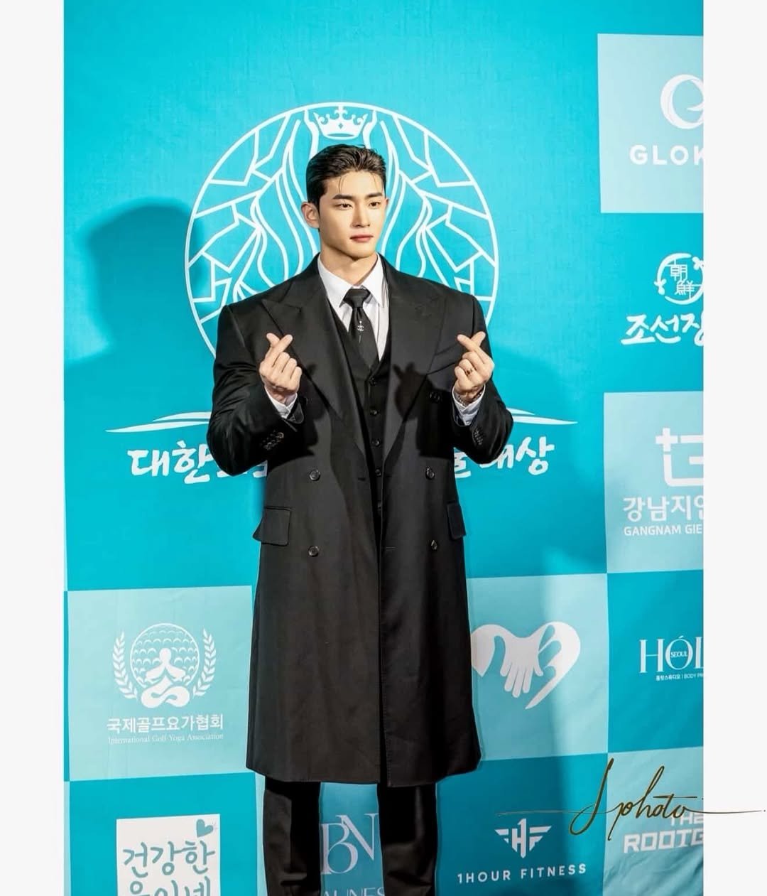 Photo shared by 정대진 on December 18, 2025 tagging @lamoud_official, @xxrksihyun, @soo_ah.soonsoo, and @cosmo.scent. May be an image of ‎one or more people, bangs, overcoat, top, bolo tie and ‎text that says '‎C GLOK 조선 대한 프시상 1상 tE 강남지 GANGNAMGIE GIE 국제골프요가협회 PiA . NATLISON Ie Nis HΟ 29:408800Y ก3 건강한 الیلو BN 내기 Sphate ROOTE 1HOUR 1HOURFITNESS FITNESS‎'‎‎.