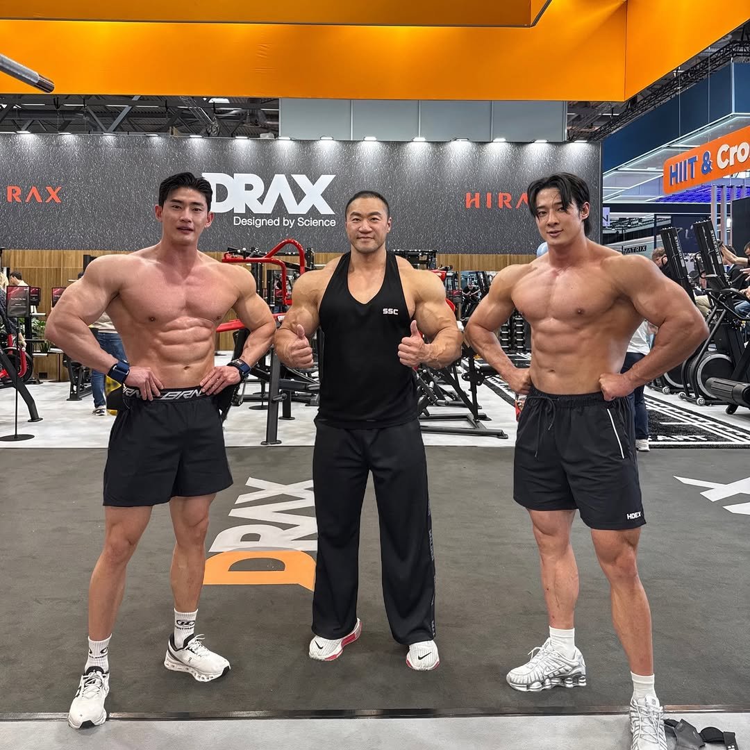 Photo shared by 정대진 on April 17, 2026 tagging @bodybuilderchul, @fiboofficial, @2doe0, and @draxfit_official. May be an image of one or more people, biceps, people bodybuilding, sportswear and text that says 'RAX DRAX Daeigne ed by DeeignebyScienc by y Science И HIT&CrO HIT cro 반제품 s5C HORT HOCι 홈'.