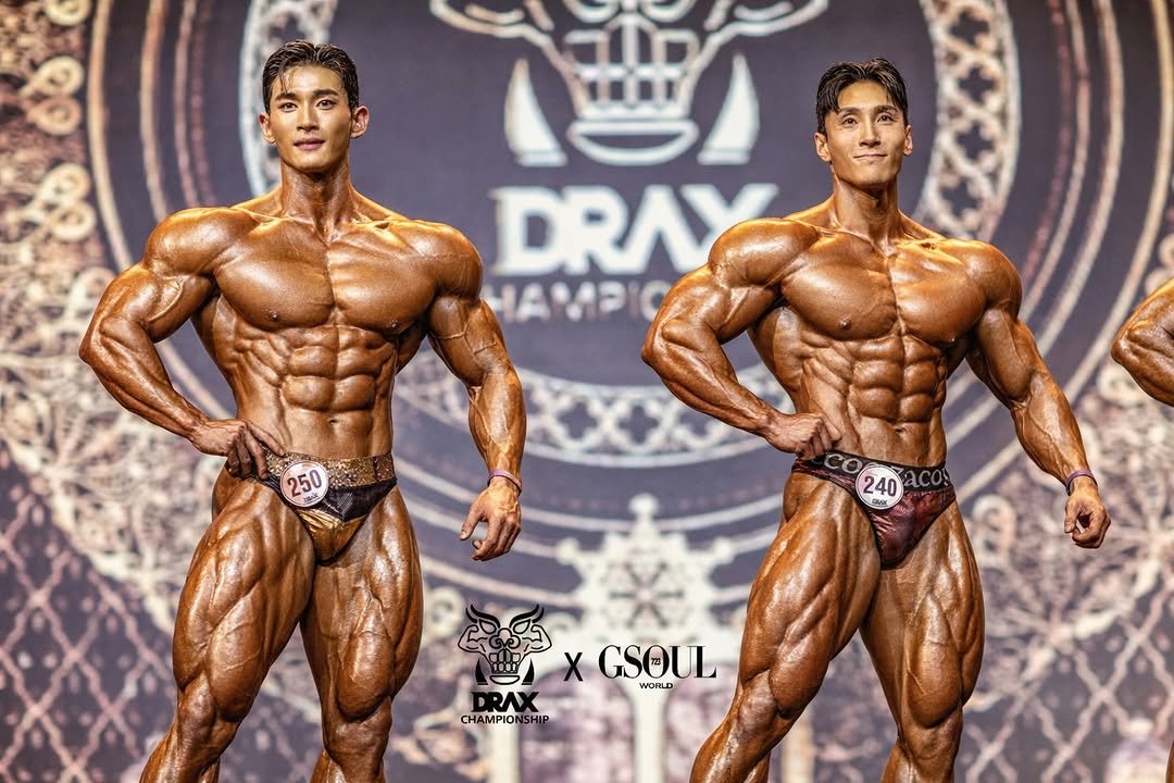 Photo shared by 정대진 on December 22, 2025 tagging @superbody__hoon. May be an image of one or more people, biceps, people bodybuilding and text that says '福 DRAY MAMD: HAMPIOS おん 250 240 JINK GSOUL XGSOUL WORLD WORLD RA CHAMPION SHIP'.