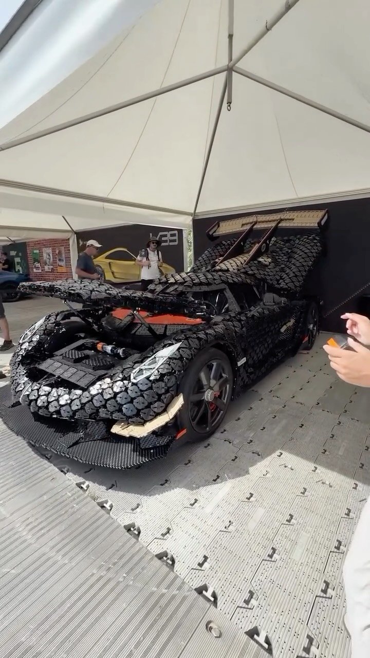 supercarblondie 게시물 이미지: This Koenigsegg is built entirely from LEGO...