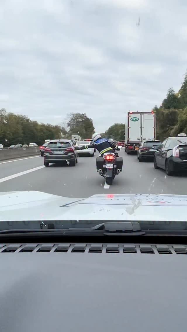 supercarblondie 게시물 이미지: This is the way to move traffic...😅👮‍♂️

Thx...