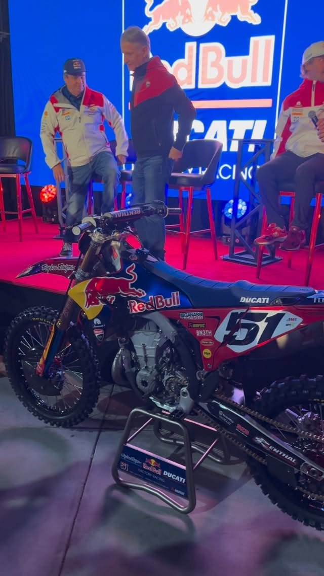 supercrosslive 게시물 이미지: Welcome to it @DucatiUSA 🔴 

#SupercrossLIVE #SMX