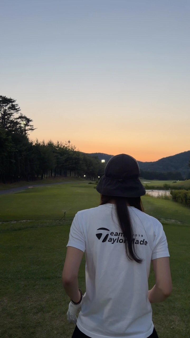 supergirl1606 게시물 이미지: 야간골프의 계절이다..⛳️

#테일러메이드 
#골프
#필드
#운동하는여자
#golf