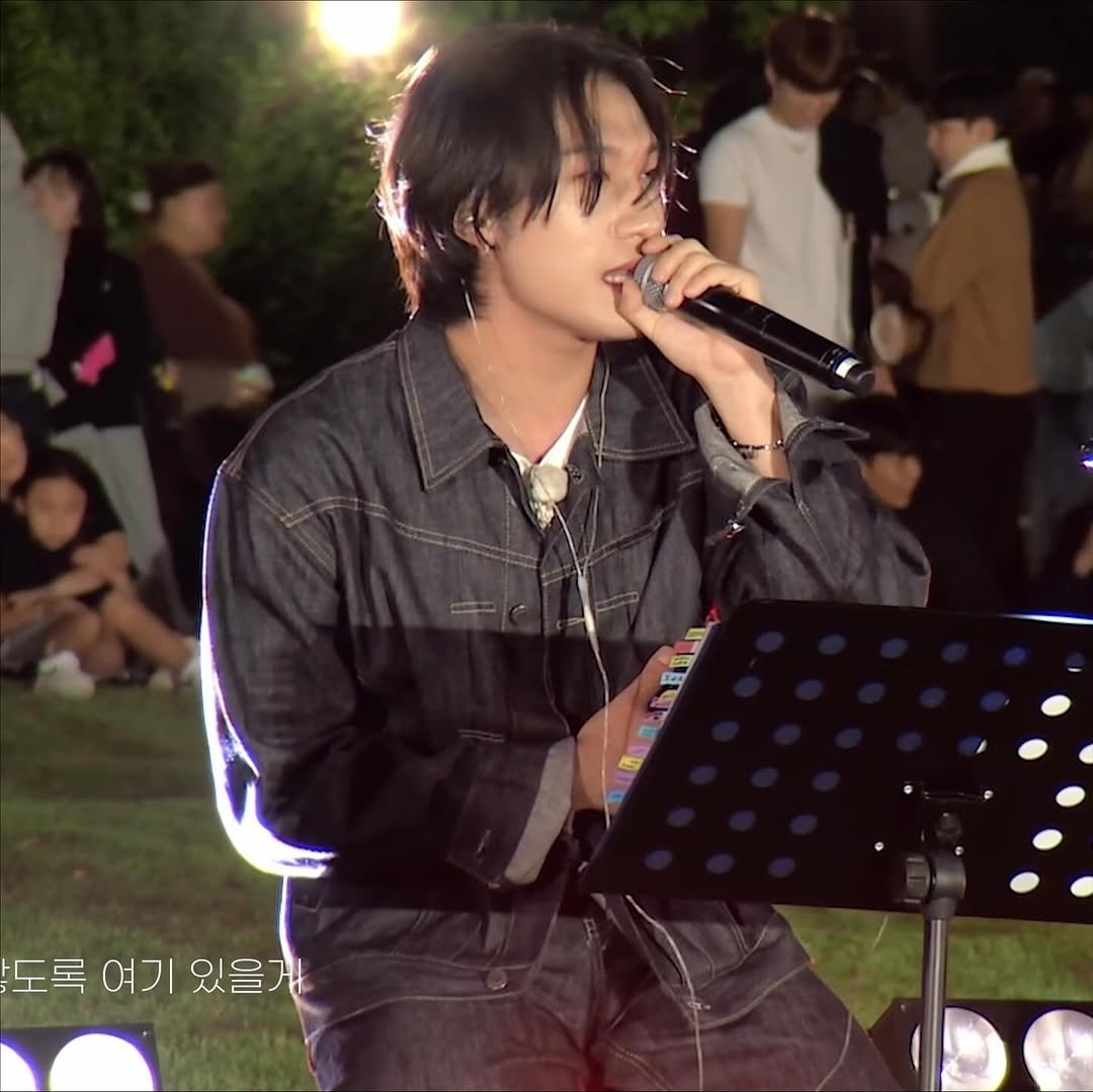 Photo by Supersub on October 30, 2025. May be an image of one or more people, bangs, top, microphone, concert and text that says 'ま4 도록 도록여있을게 여기 있을게'.