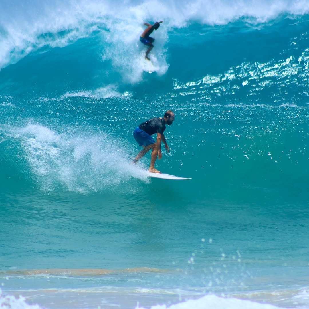 Photo shared by NORONHA FOTO SURF on February 16, 2026 tagging @cucasouzaa, @surfgurupro, and @betaodiver. May be an image of surfboard, wetsuit, ocean, water and text.
