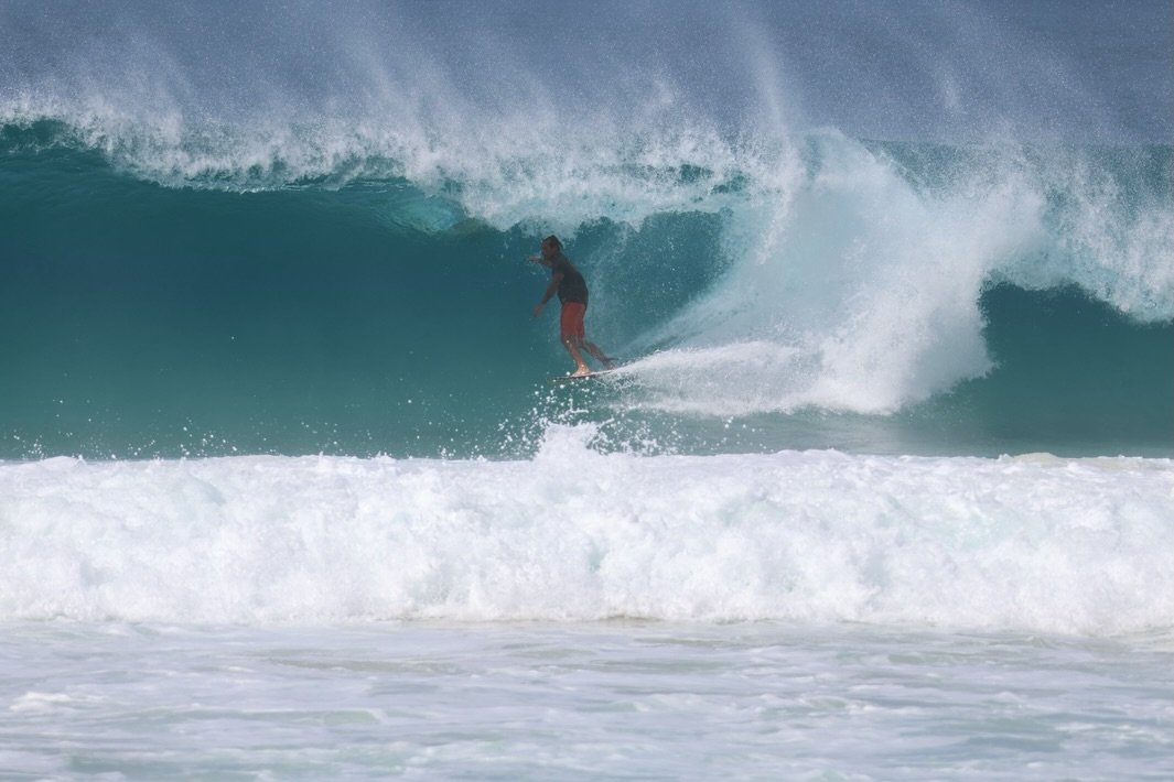 Photo shared by Marcelo Freire on February 19, 2026 tagging @alanrangelfilmes, and @surfgurupro. May be an image of surfboard, wetsuit, water, ocean and text.