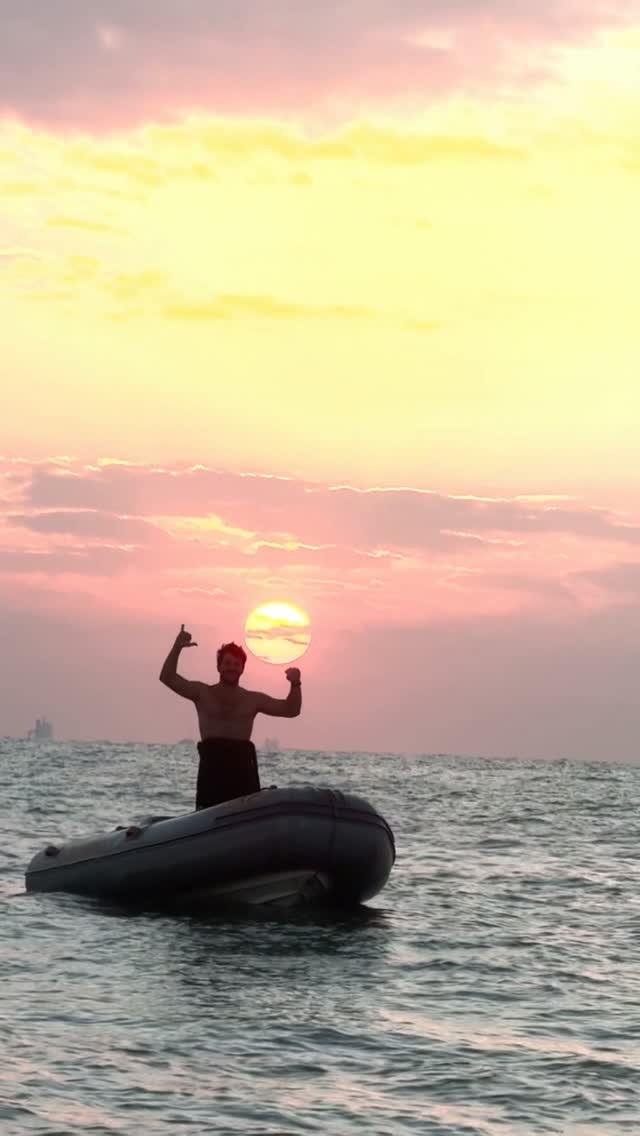 surfgurupro 게시물 이미지: Acordar antes do sol pra viver isso...

O mar...