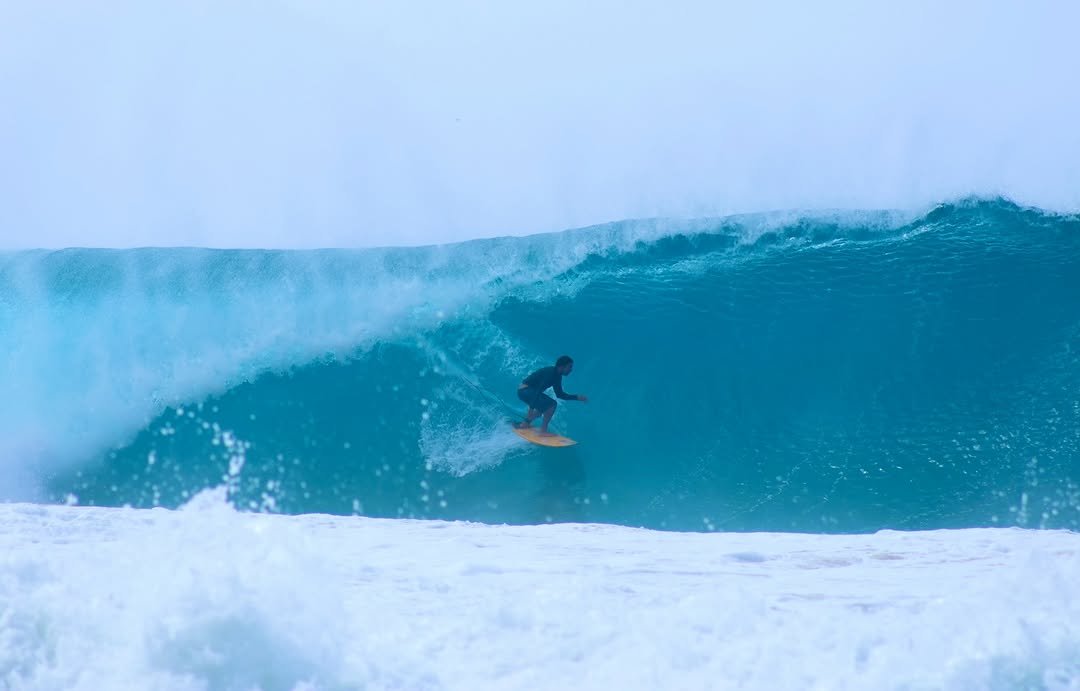 Photo shared by LUIZ HADAD  🧿 on February 18, 2026 tagging @evoke, @oficialadcos, @fphisio, @nxfslab, @realcafereserva, @dominiocorporal, @surface_fabrica, @airdrop.culture, @fu.wax, @yukibrand, @yellowfinbr, @diogoleaosurfcoach, @sesportesoficial, @tembobeneficios, @alohavilavelha, @surfgurupro, @apex.partners, @esgasoficial, @noronhafotosurf, and @bomwhey. May be an image of surfboard, water, ocean and text.