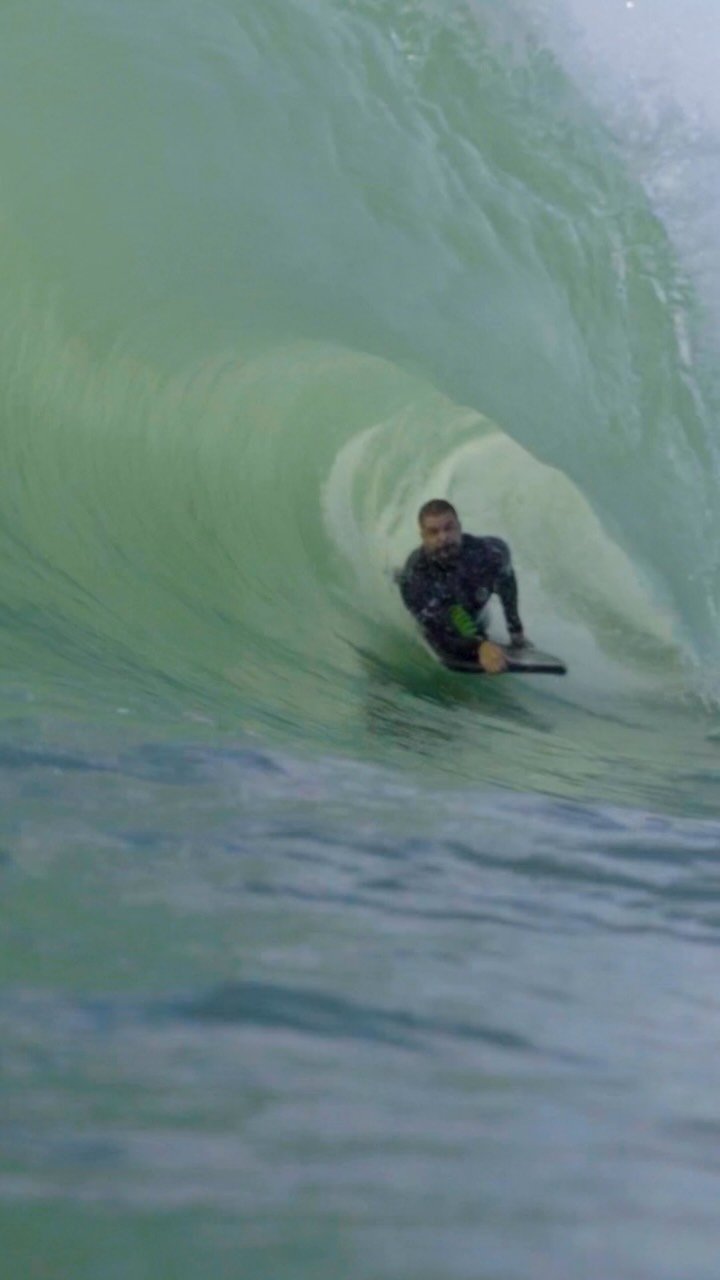 surfgurupro 게시물 이미지: Surfamos tubos azuis no D2, um slab raso,...