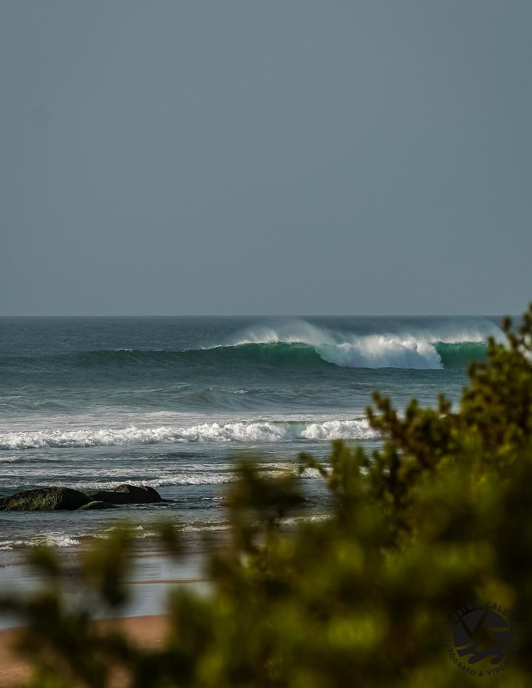 Photo shared by Rodrigo Calzone on January 05, 2026 tagging @aosmidia_, @surfbahianaspraias, @revistabrasilsurf, and @surfgurupro. May be an image of surfboard, ocean, water and text.