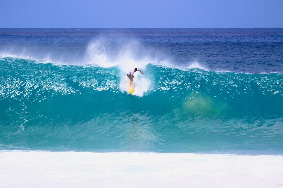 Photo shared by LUIZ HADAD  🧿 on January 02, 2026 tagging @evoke, @oficialadcos, @fphisio, @marcelofreirenoronha, @nxfslab, @dominiocorporal, @airdrop.culture, @yukibrand, @institutoenergisa, @diogoleaosurfcoach, @sesportesoficial, @tembobeneficios, @alohavilavelha, @surfgurupro, @apex.partners, @esgasoficial, @bomwhey, and @diamantescapixabas. May be an image of surfboard, wetsuit, ocean, beach, water and text.