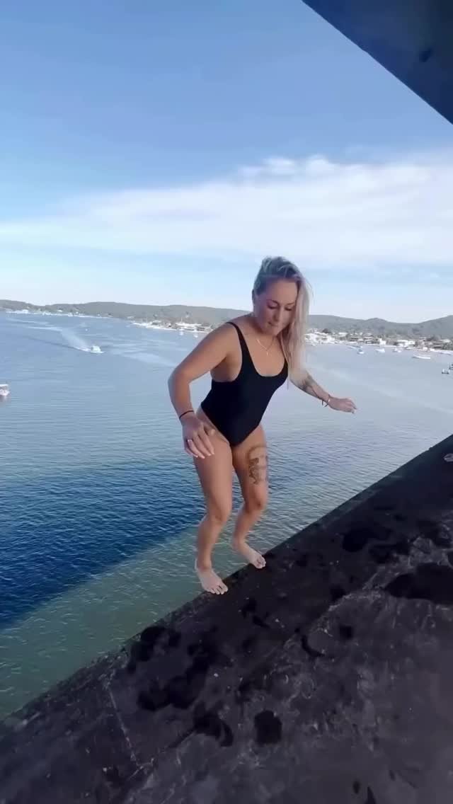 surfingobsessed 게시물 이미지: Fly like a bird, get stung like a bee...