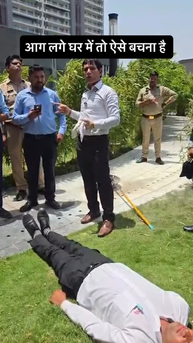 sushantsinha 게시물 이미지: आग लगी हो, हर तरफ़ दमघोंटू धुआँ हो और किसी को...
