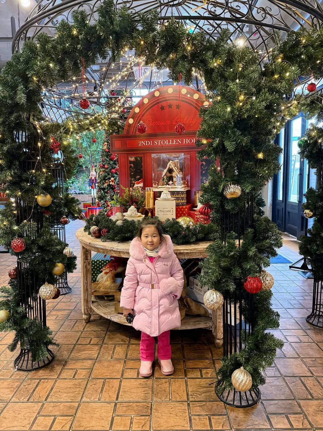 Photo by 책육아.엄마표영어 by 수수맘 김연주 on December 31, 2025. May be an image of child, christmas tree, tinsel, carriage and text.