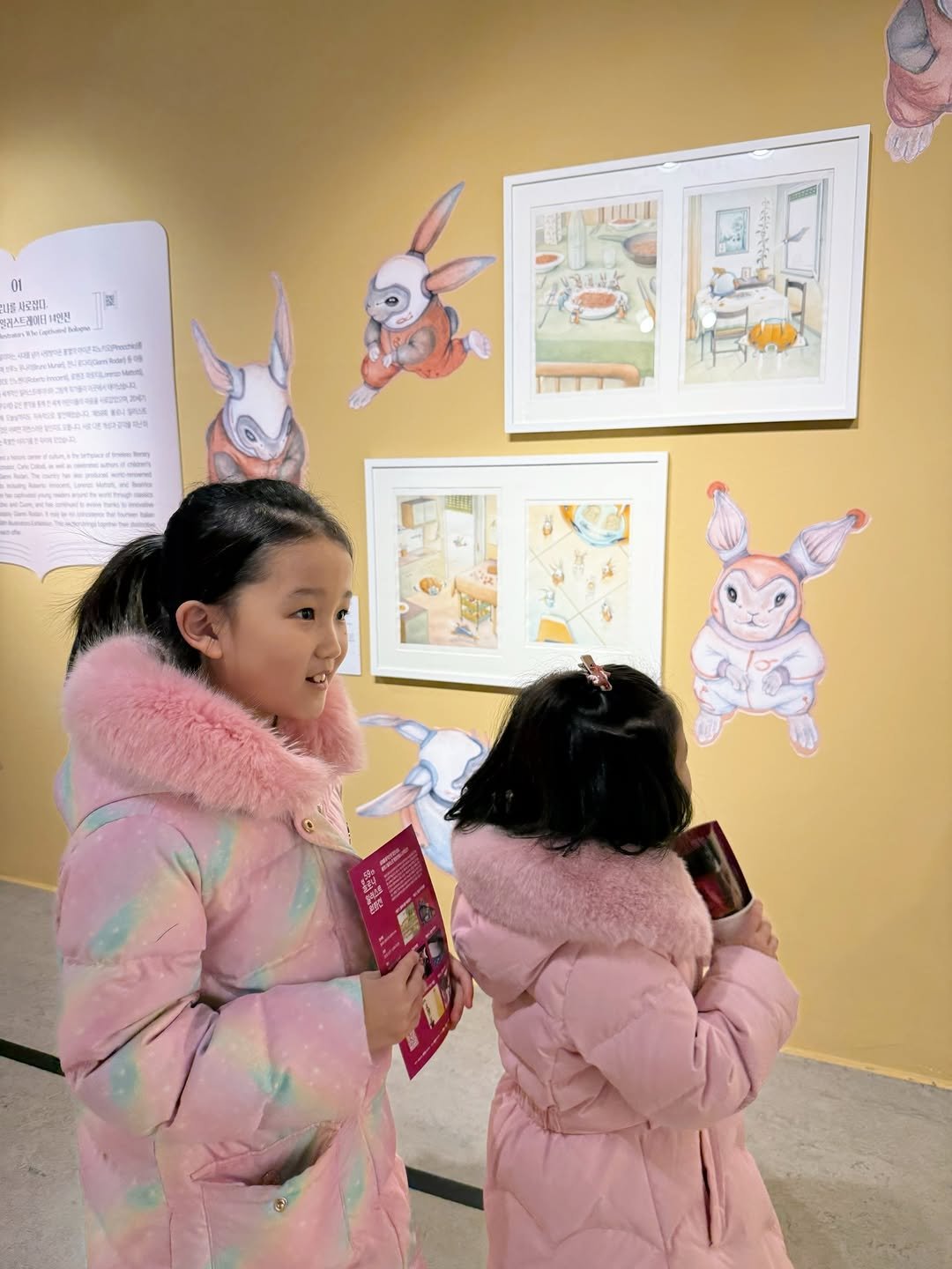 Photo by 책육아.엄마표영어 by 수수맘 김연주 on January 28, 2026. May be an illustration of child, duffle coat and text.