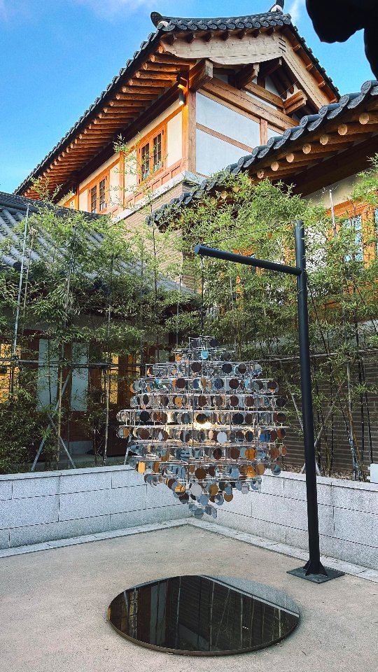 suwon_city 게시물 이미지: ✨한옥에서 펼쳐지는 빛의 세계

👀행궁동에 이런 공간이!?
올여름 시원하게 즐기는...