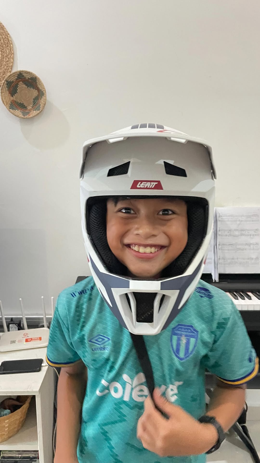 suya 게시물 이미지: Aaahhh.. like finally. Got the helmet he’s...