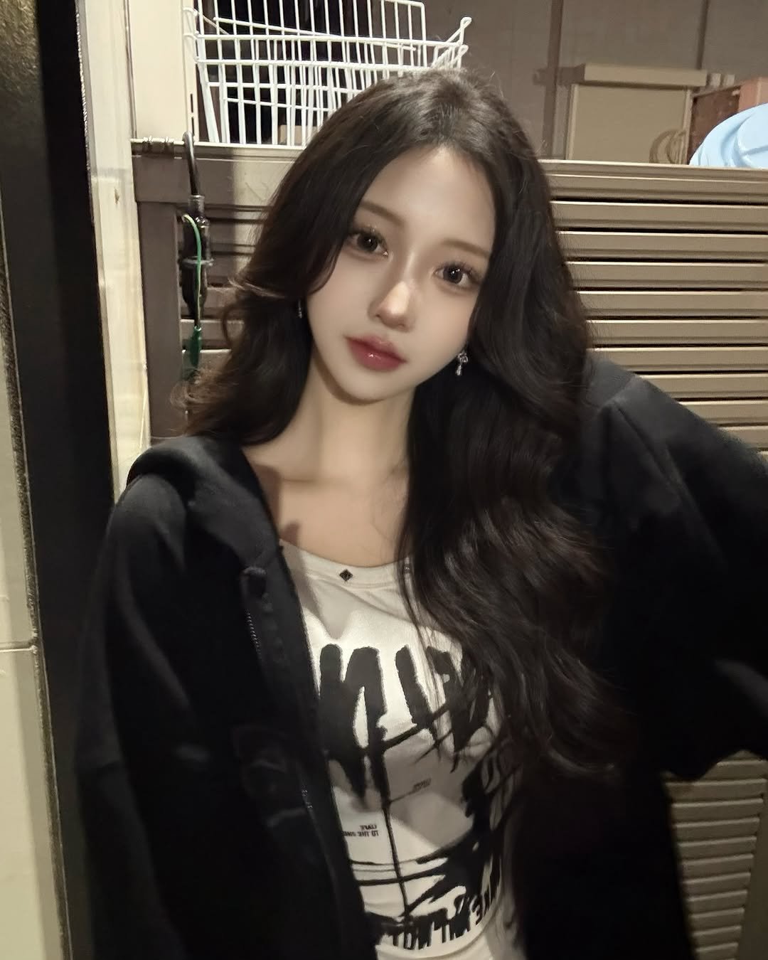 Photo by 수야 すや on November 08, 2025. May be an image of one or more people, hair, top and text.