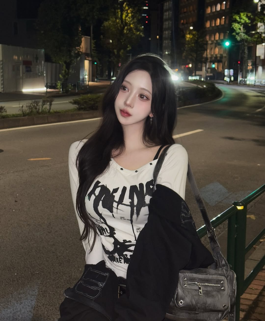 Photo by 수야 すや on October 23, 2025. May be an image of one or more people, hair and text.