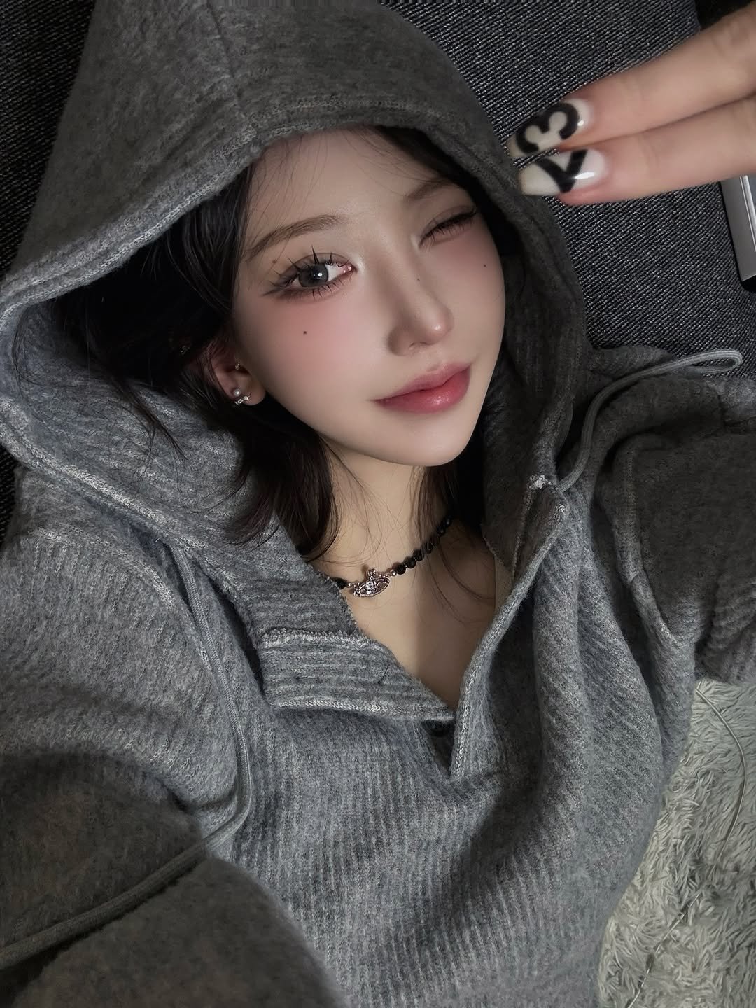 Photo shared by 수야 すや on November 25, 2025 tagging @linen_nail. May be an image of sweatshirt, parka and text.