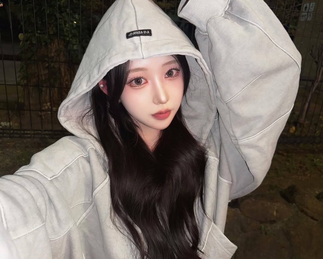 Photo by 수야 すや on October 14, 2025. May be an image of one or more people, hair, duffle coat, parka and text.