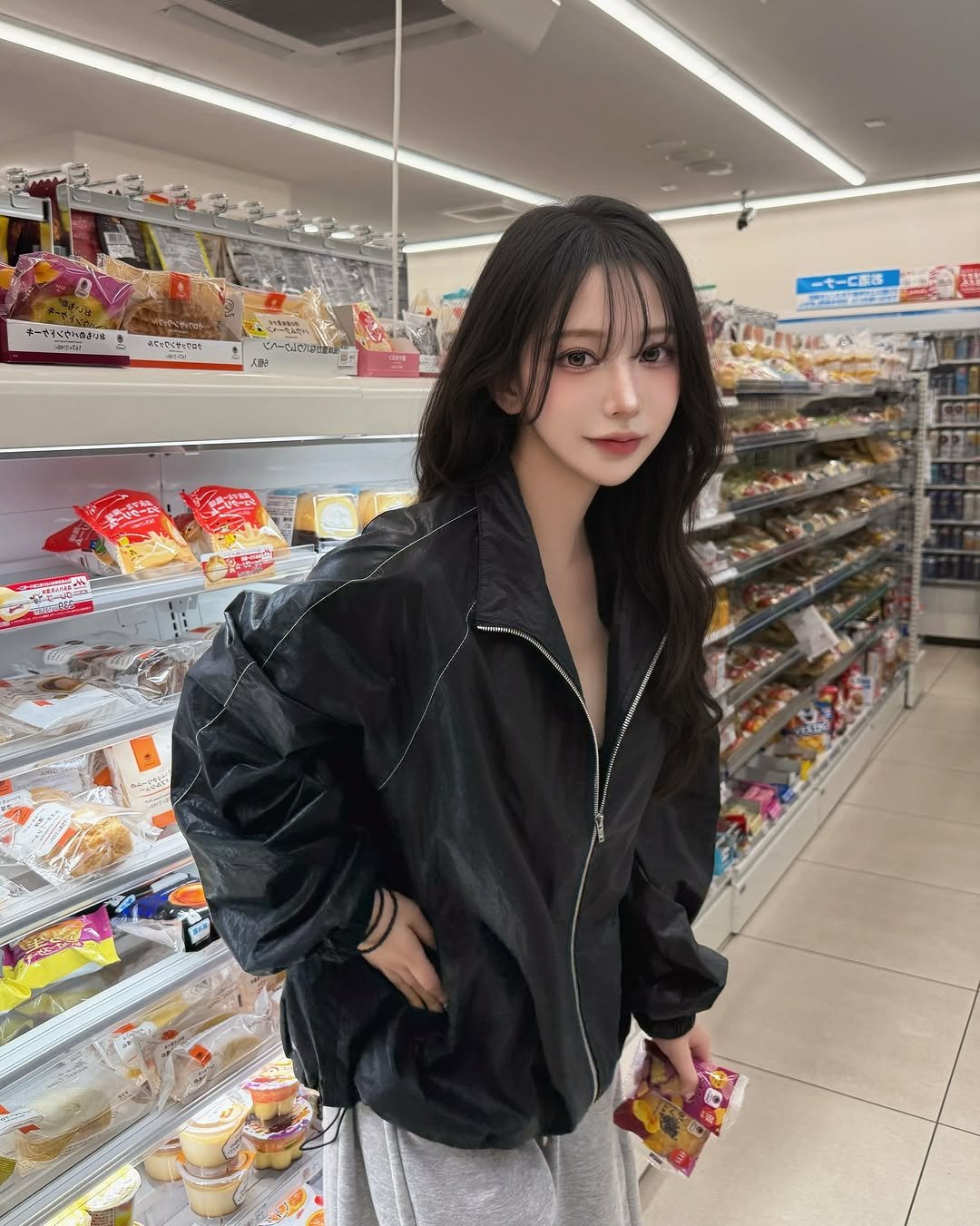 Photo by 수야 すや on October 02, 2025. May be an image of one or more people, hair, jacket, raincoat, parka and top.