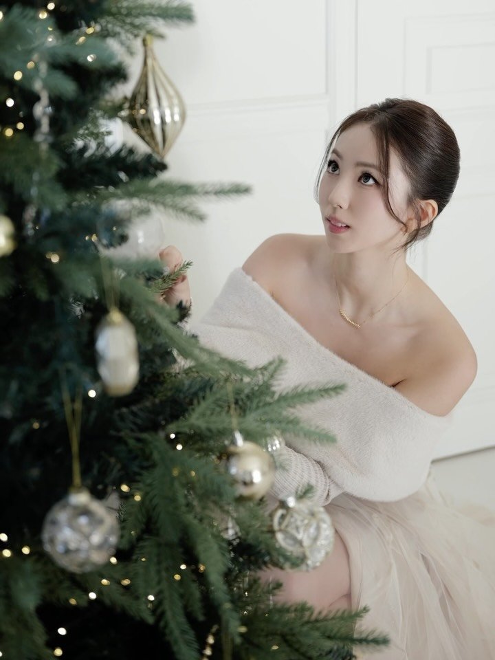 suyeonccoli 게시물 이미지: Early Christmas ✨👼🏼🪽
생각해보니 트리앞에서 사진 첨...