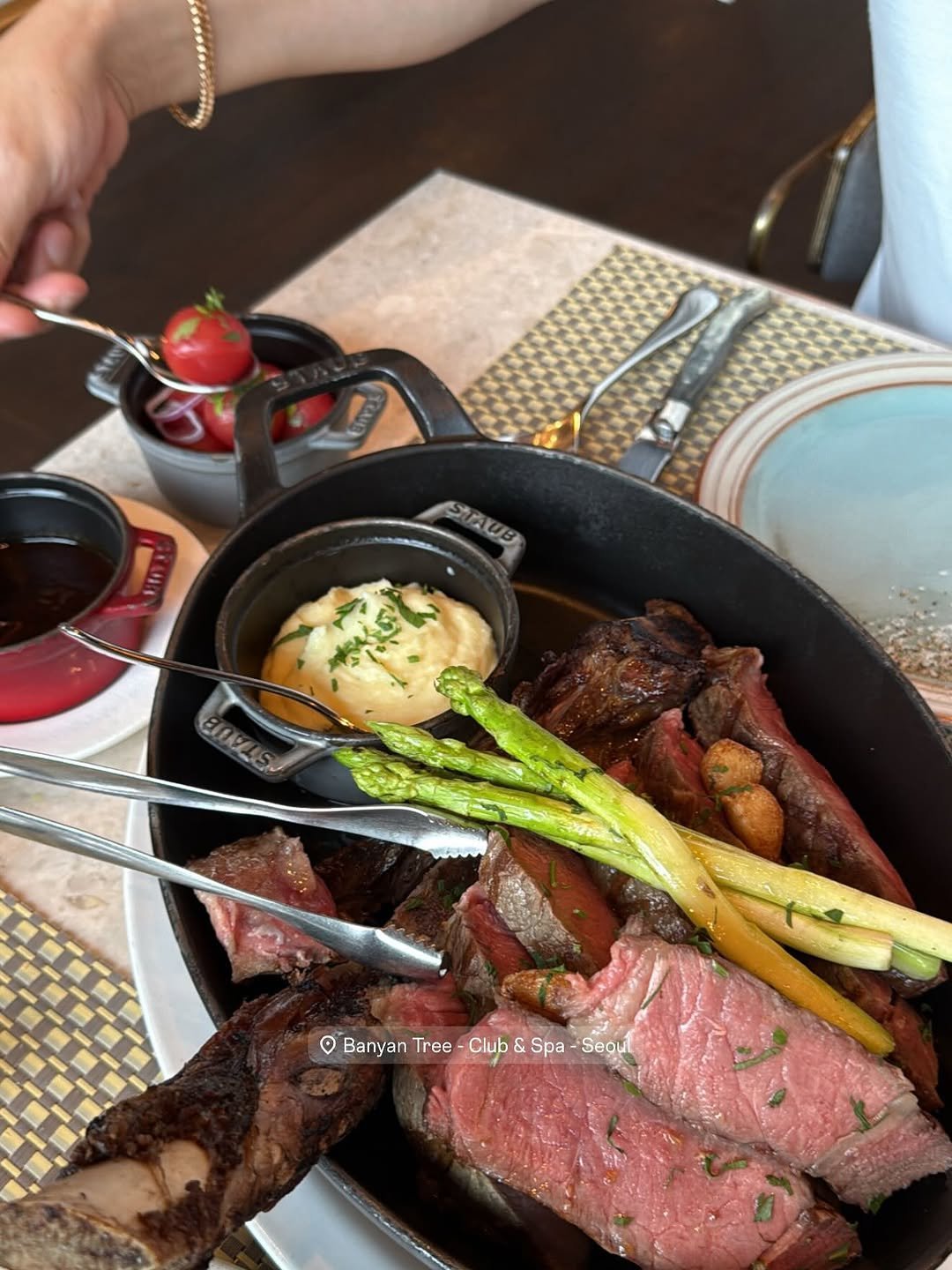 Photo by 수연 on September 07, 2025. May be an image of fondue, steak, beef and text that says 'STAUB STAYUB ENKLS SIIS ٥ Banyan Tree -Club Spa BanyanTree-Club&Spa-Seou Seoul'.