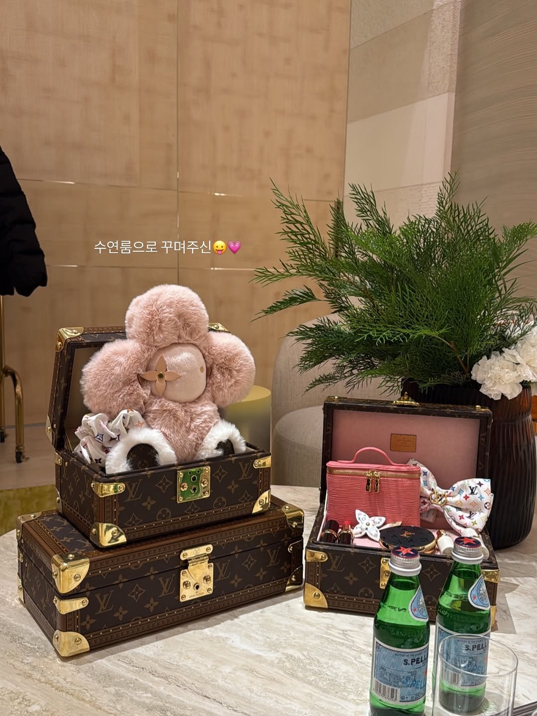 Photo by 수연 on December 24, 2025. May be an image of ‎suitcase, briefcase, flower arrangement and ‎text that says '‎수연룸으로 수연룸으로꾸며주신 꾸며주신 や ت .‎'‎‎.