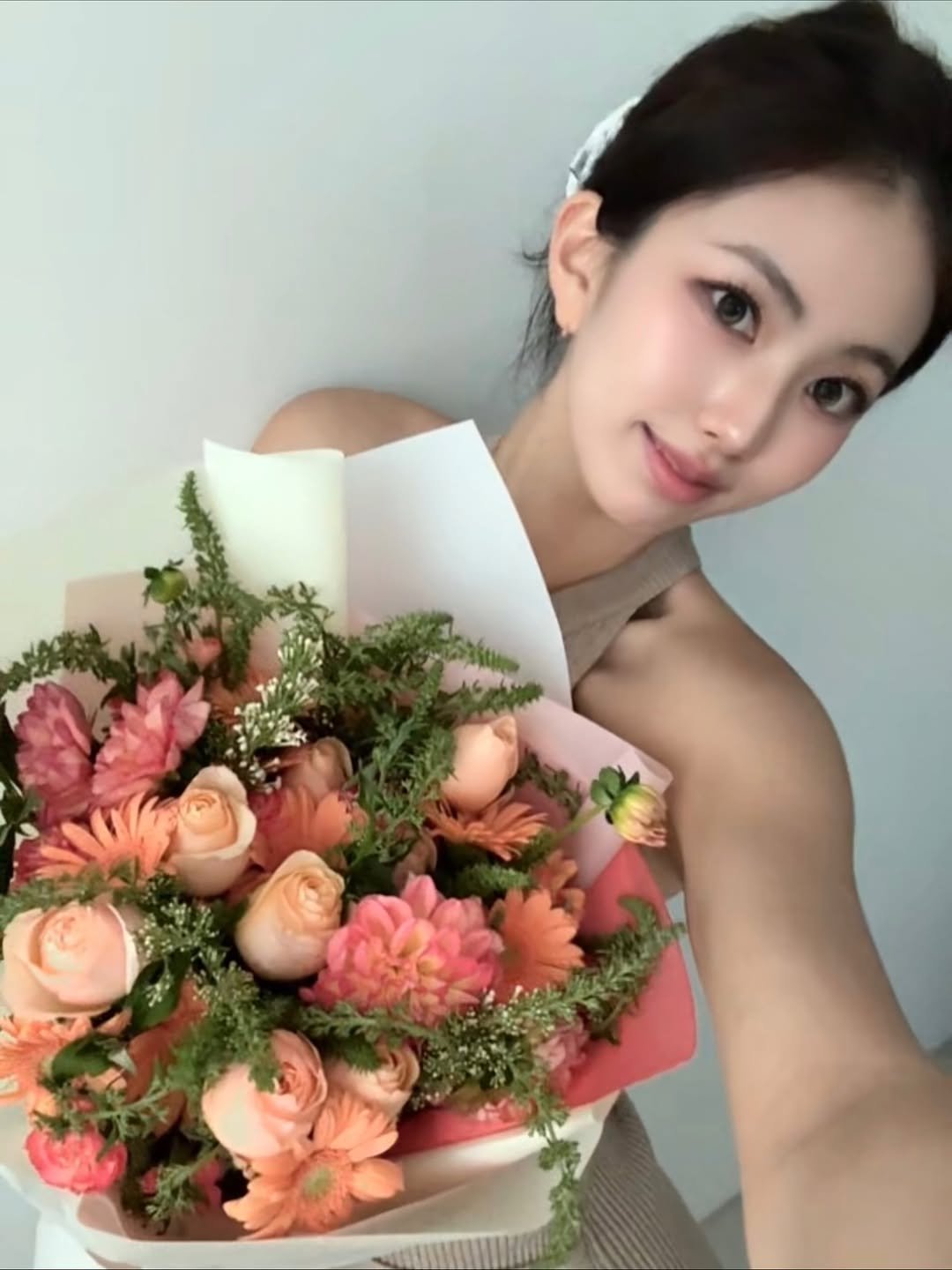Photo by 수연 on September 23, 2025. May be an image of 1 person, bouquet, flower arrangement, prairie gentian, baby's-breath, rose and text.