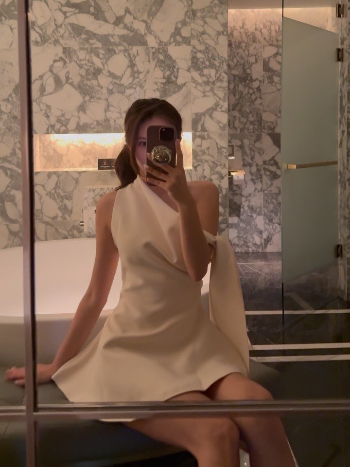 suyeonccoli 게시물 이미지: 원래는 오프숄더 였는데 요리조리 이쁘게
만들어서 입혀준 오빠😋🤍

#파라다이스시티...