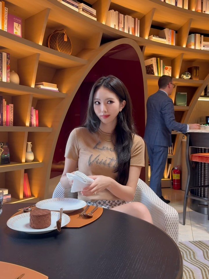 suyeonccoli 게시물 이미지: LV Moment
루친자의 LV 하루🤎🦌🏷️🧺
더현대에서 도어택 만들구 청담가서...