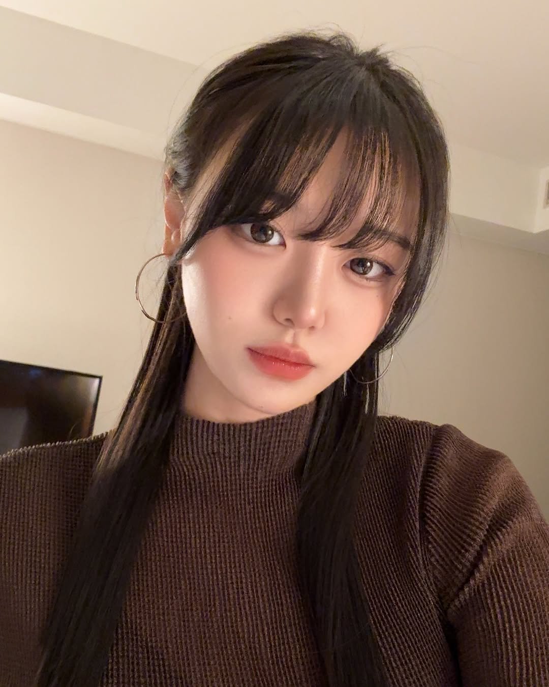 Photo by 🏮 珊瑚 SANGO 🏮 on May 31, 2025. May be a selfie of 1 person, bangs, turtleneck, top and text.