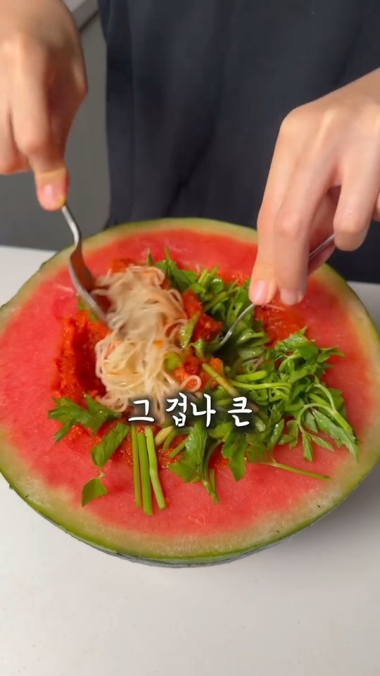 sweetshop_s2 게시물 이미지: 수박 긁는 영상을 한국인이 보면 생기는 일 #수박