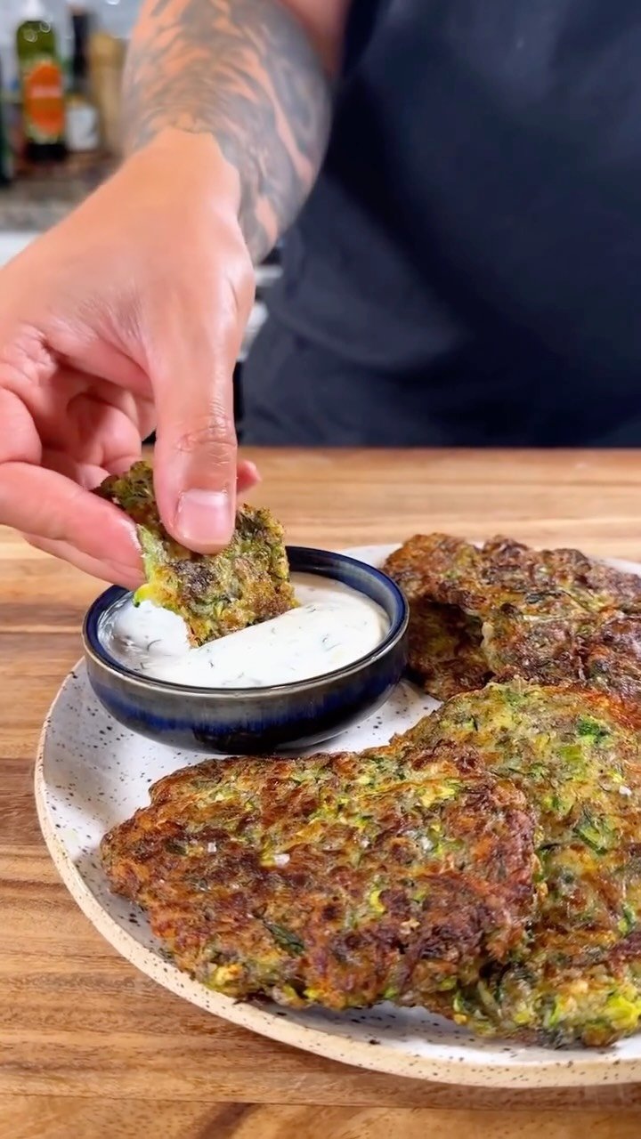 sweetsimplevegan 게시물 이미지: CRISPY ZUCCHINI FRITTERS 🙌 comment JOIN and we...