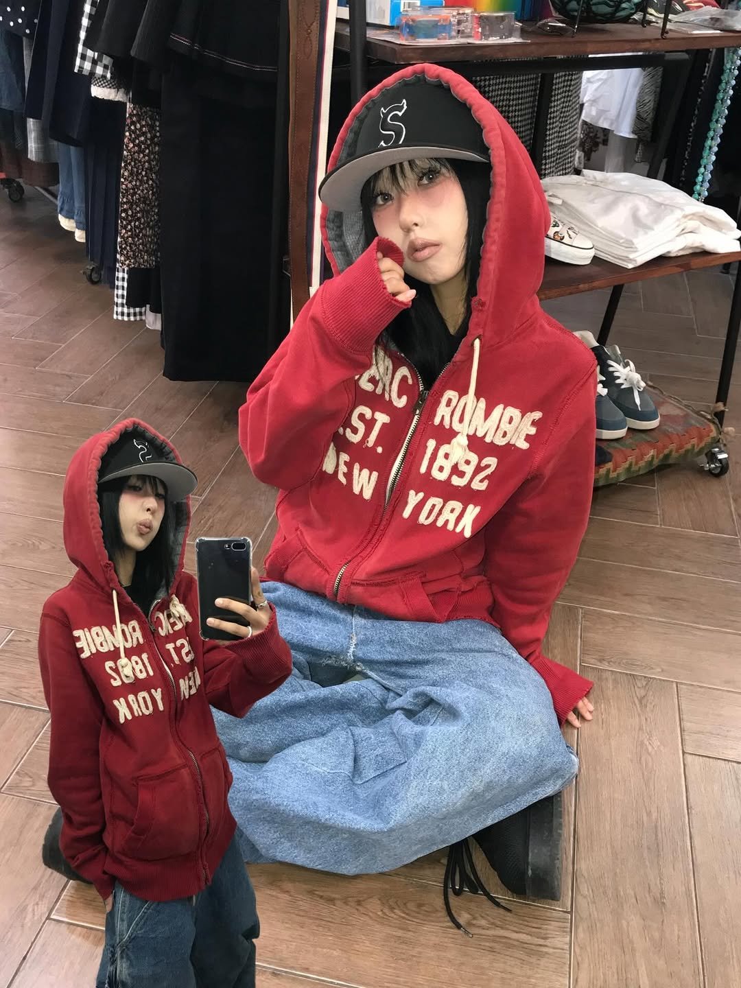 Photo shared by 스윙잉서울 대구 on January 12, 2026 tagging @abercrombie. May be an image of duffle coat, snowsuit, parka, sweatshirt, mannequin, fleece and text that says '5 G 2AC ST. ROMBE NEW 1892 YORK 318MOR A1A X Sear XROY NET T2'.