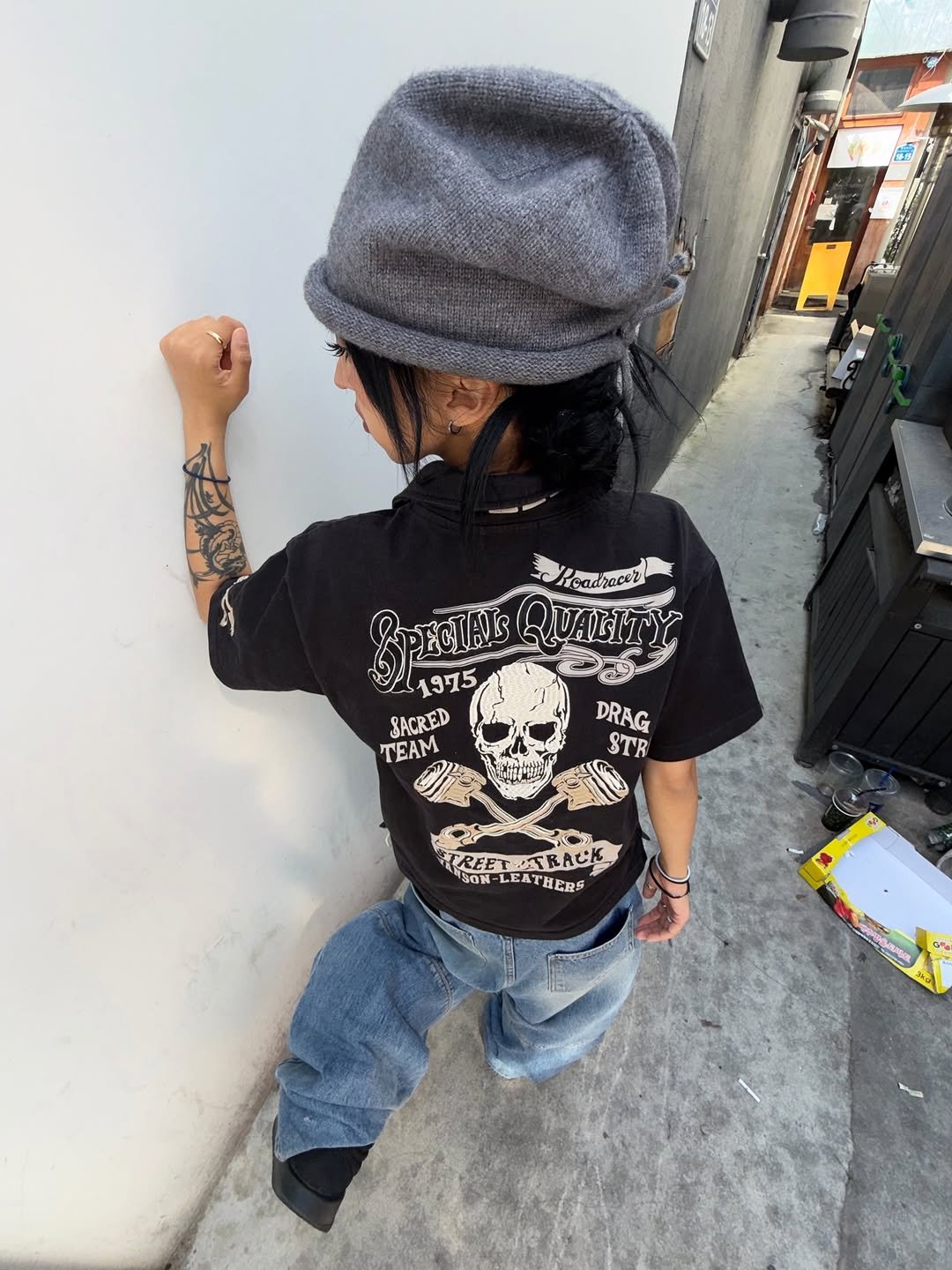 Photo by 스윙잉서울 대구 on April 27, 2026. May be an image of skull and text that says 'cadroces ኣቦርድን ECINS QUALITY 1975 SACRED TEAM DRAG ያ STR [REETTRAC BON-LEATHERS P JON-LERTHERF 3ON GR'.