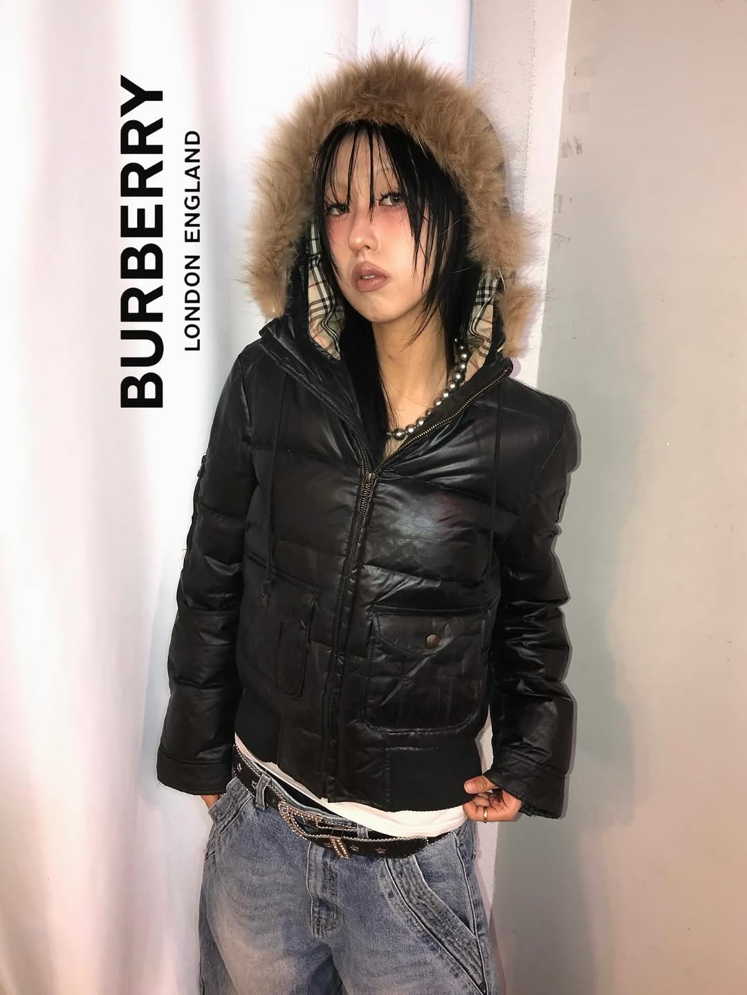 Photo shared by 스윙잉서울 대구 on December 02, 2025 tagging @burberry. May be an image of goosedown coat, fur coat, jacket, parka and text that says 'BURBERRY LONDON LONDON ENGLAN ENGLAND'.