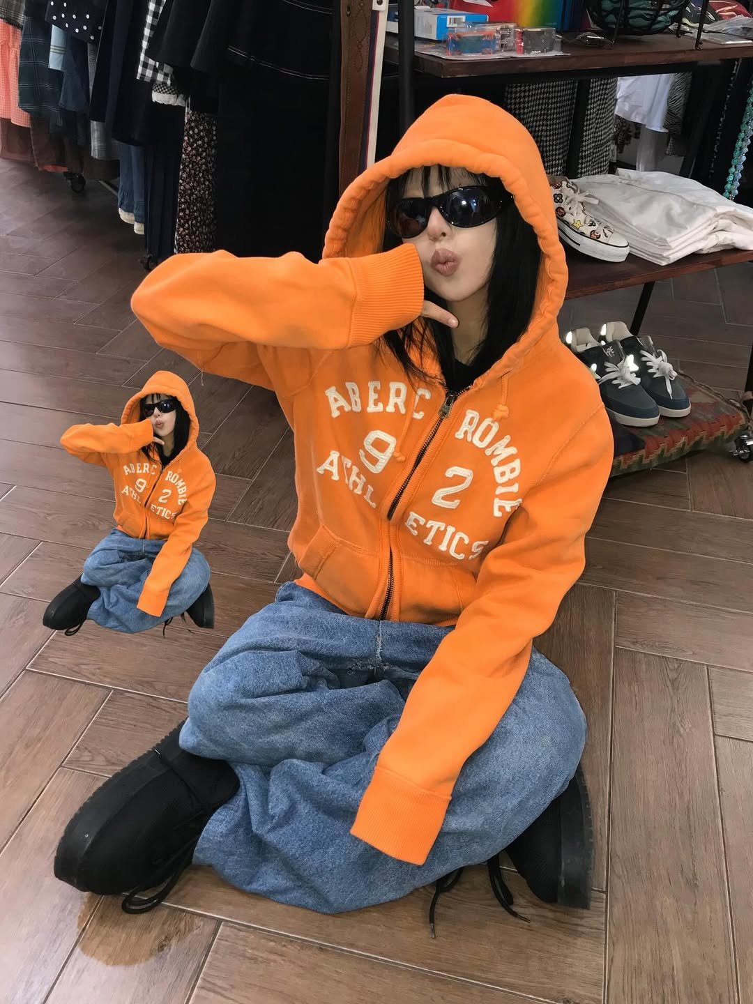 Photo by 스윙잉서울 대구 on January 12, 2026. May be an image of duffle coat, jacket, raincoat, parka, sweatshirt, face mask, mannequin and text that says 'AER ROMA 27 TIC ABERC AB ER AHL HLETIC HI 9 2 AOMBIE ETIC'.