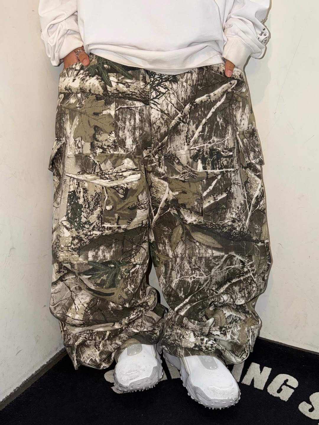 Photo by 스윙잉서울 대구 on March 04, 2026. May be an image of goosedown coat, sweatshirt, sweatpants, fleece, parka, sweatsuit and text that says 'NG'.