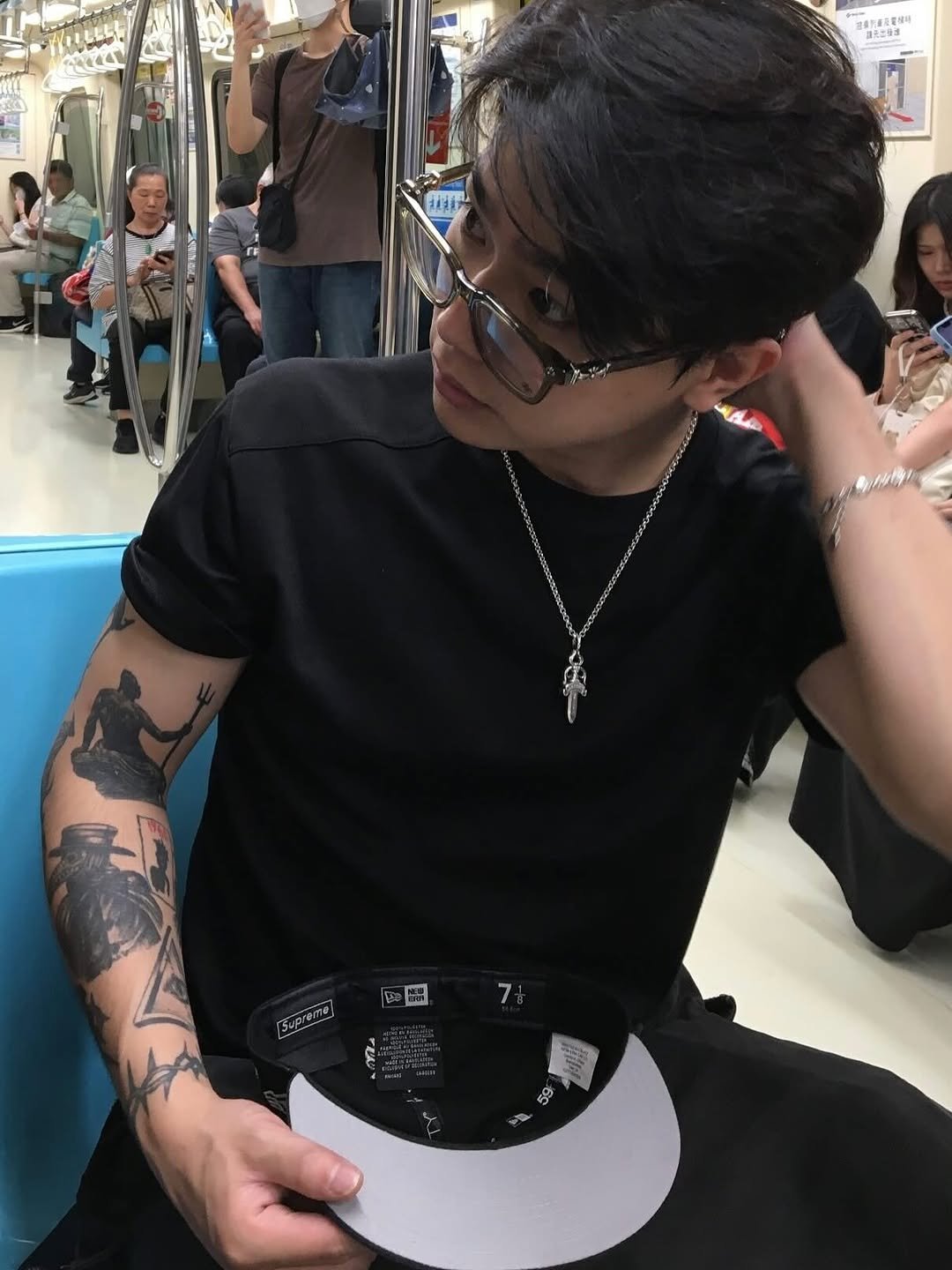 Photo by 수환/캐리츠 on October 22, 2025. May be an image of one or more people, hair, tattoo, hat, top and text.