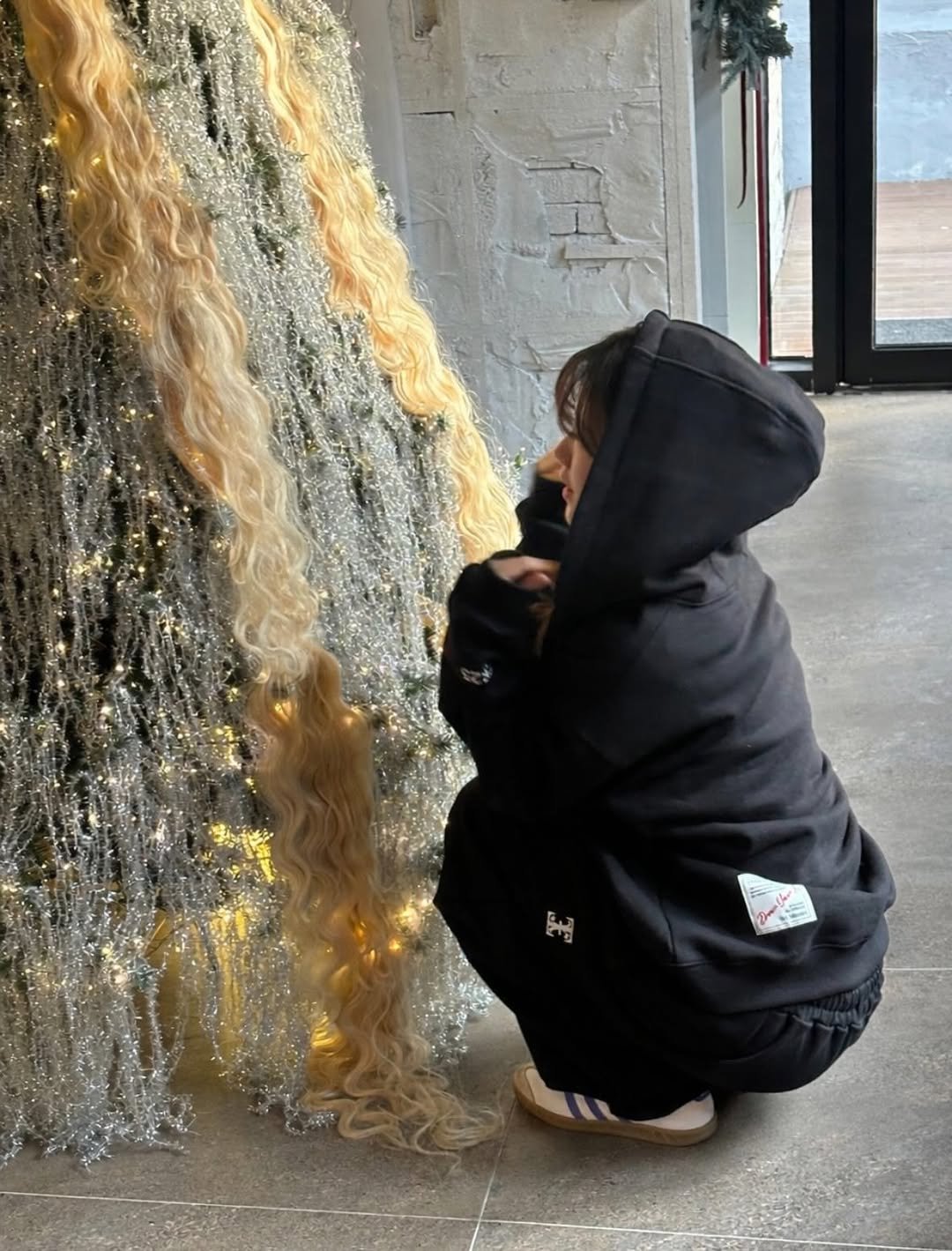 Photo shared by 세영 on January 29, 2026 tagging @threadx_official_. May be an image of child, christmas tree, tinsel, lightbulb and text.