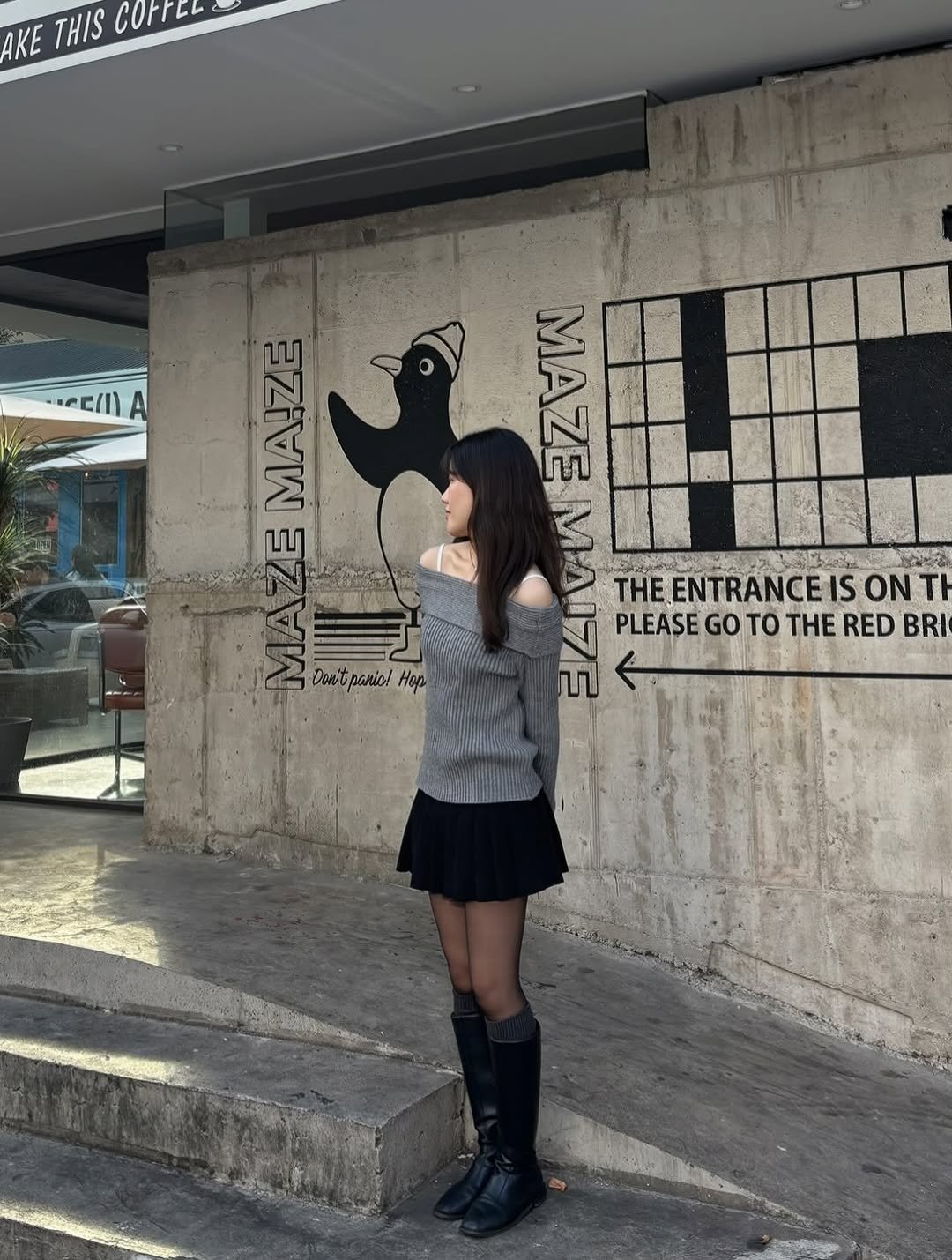 Photo by 세영 on November 25, 2025. May be an image of standing, miniskirt, boots, street and text that says 'KE THIS COFFEL et/ll MAIZE ZE MAN ρω! ! Hop MAZEMAIZ N MAZE THEENTRANCEIS IS ONT 자 PLEASE GO to THE RED BRI'.