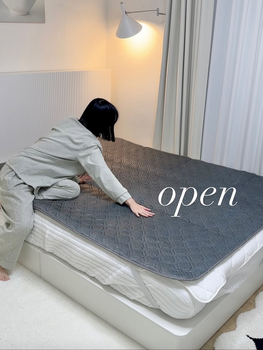 Photo by 셩이홈 | 양수영 on November 12, 2025. May be an image of futon, bed, mattress, headboard, bedroom and text that says 'open'.