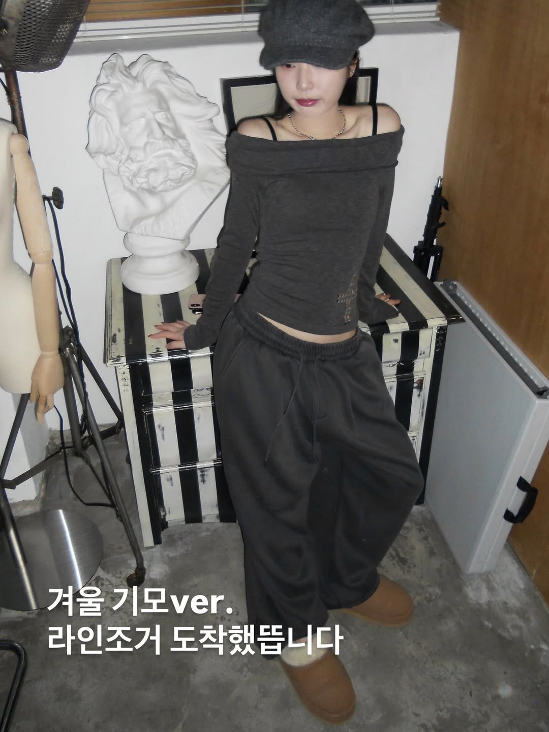 Photo by 𝗦𝗬𝗡𝗜𝗖𝗔𝗟𝗟 | 시니컬 on December 02, 2025. May be an image of sweatpants, top and text that says '겨울 기모 기모ver. 라인조거 도착했뜹니다'.