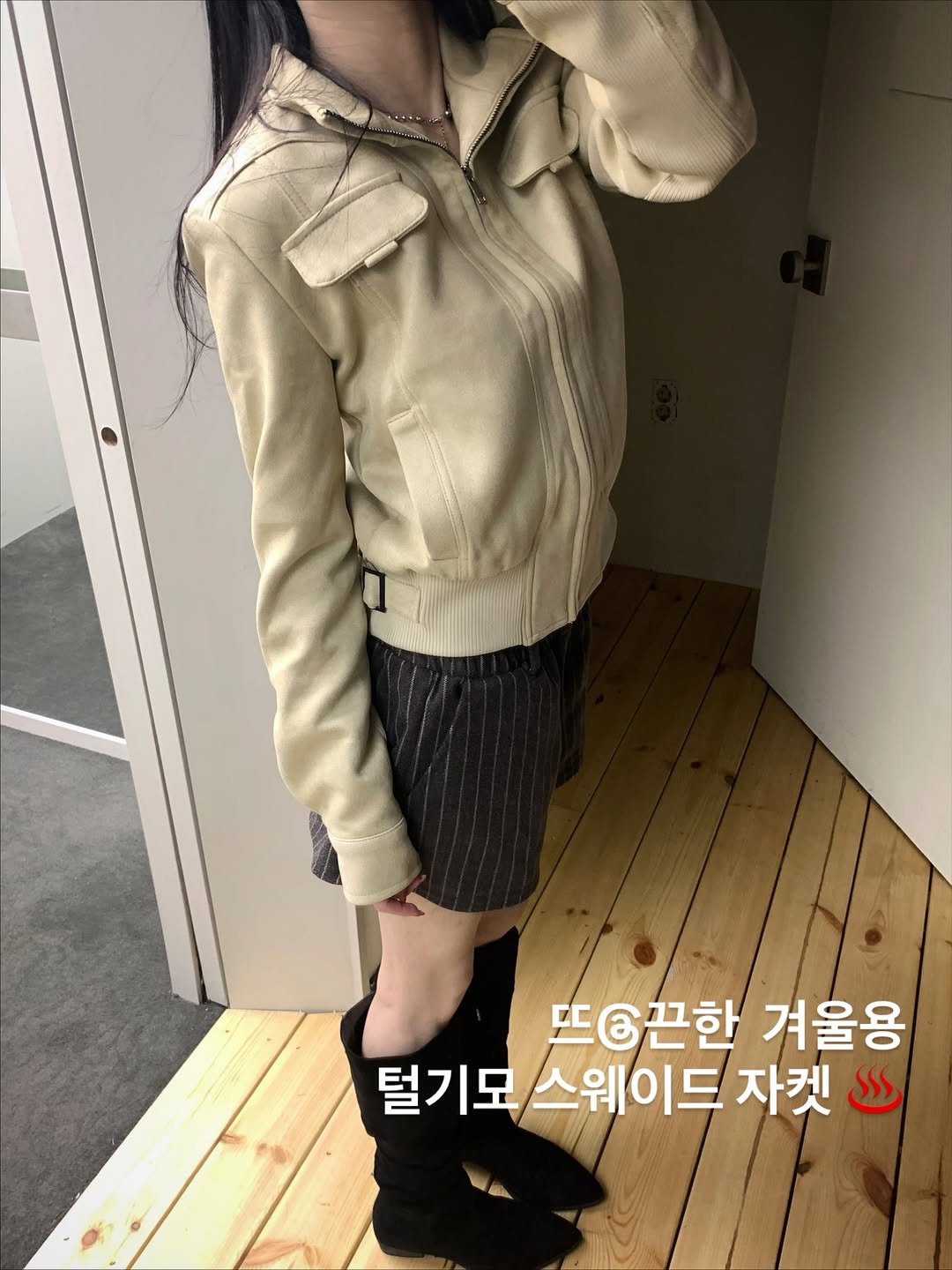 Photo by 𝗦𝗬𝗡𝗜𝗖𝗔𝗟𝗟 | 시니컬 on November 26, 2025. May be an image of parka, coat, jacket and text that says '・ー m. 뜨끈한 겨울용 털기모 털기모스웨이드 스웨이드 자켓 ប'.