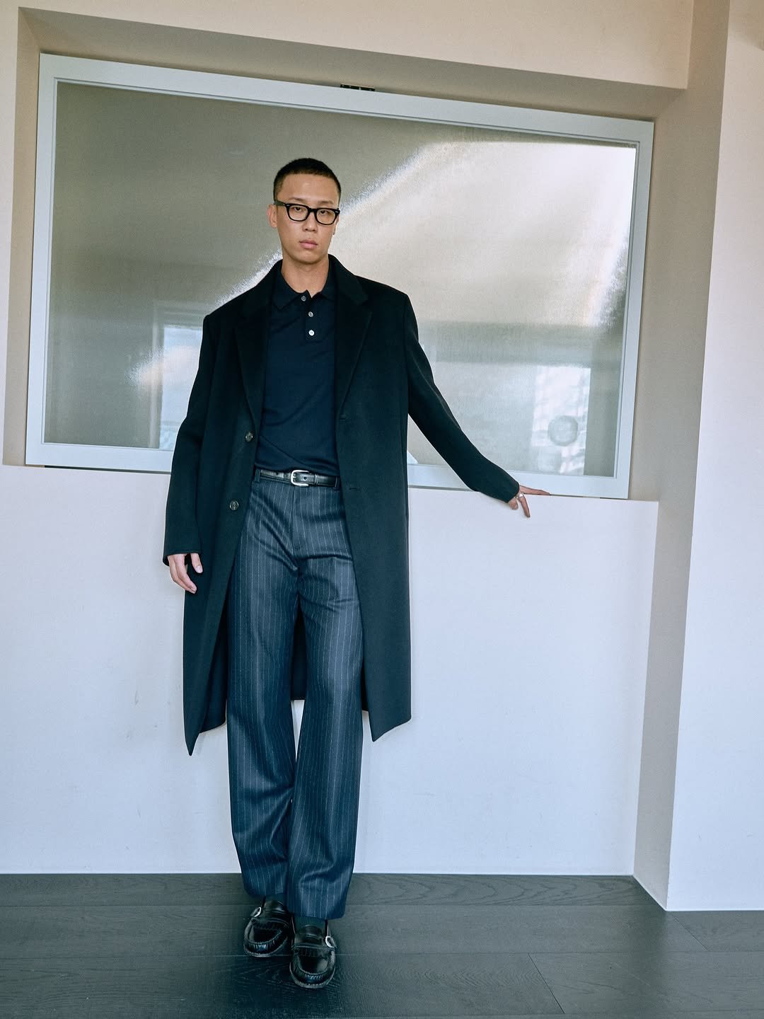 Photo by SYSTEM, SYSTEM HOMME on December 04, 2025. May be an image of duffle coat, overcoat, suit, turtleneck and text.